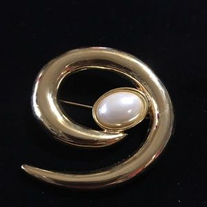Big 1980s vintage brooch faux pearl 2 inches long